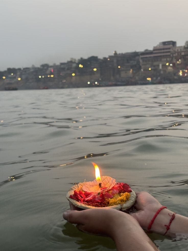 Deep daan on Yamuna